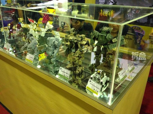 雅加达动漫展上的“酸雨战争”系列玩具，右下角为未涂装的Raptor