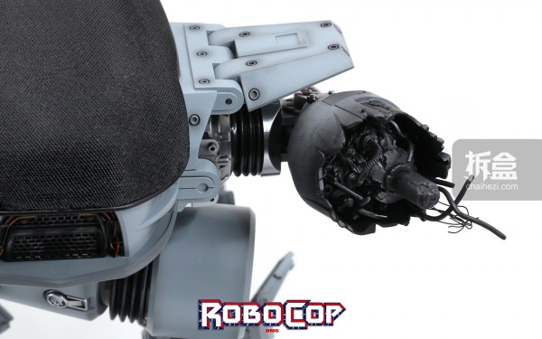 hottoys-robocop-ed209-omg-043