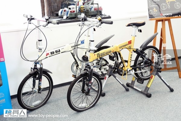 2008 年所推出的高达折叠脚踏车，一共有「亚纳海姆电子」&「百式」两种款式。原价￥49,800，但现在已经很难买到了。