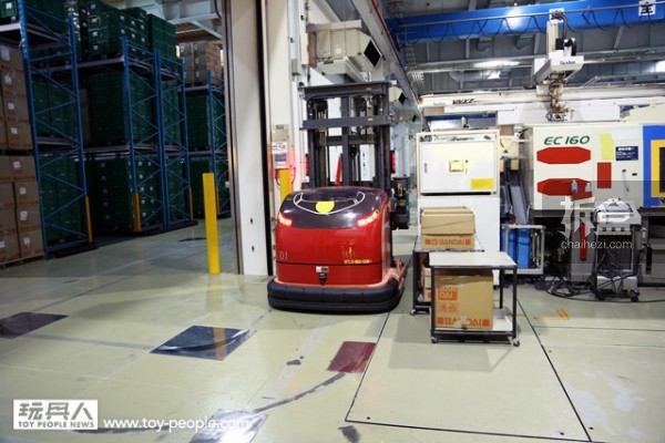 「BANDAI HOBBY CENTER」中的自动搬运机器人！～ 一共有扎古绿、夏亚专用红两种配色。