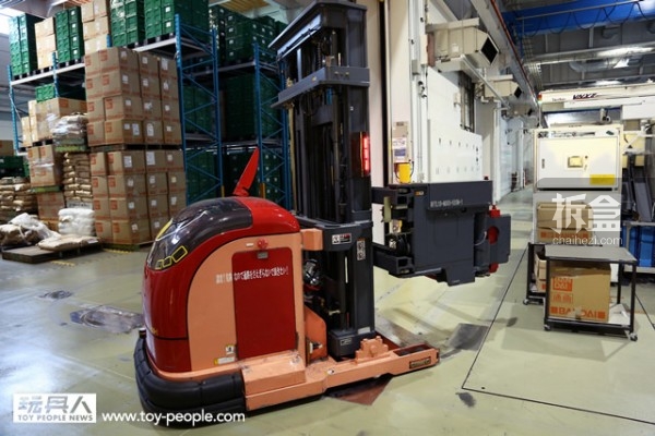 自动搬运机器人负责帮忙搬运原料以及完成品。