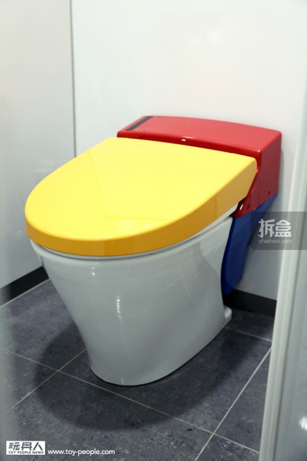 马桶使用的是高达经典的黄、蓝、红、白配色。