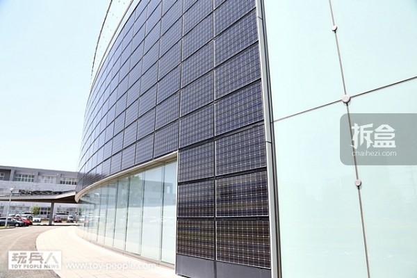 BANDAI HOBBY CENTER 为了地球环保而作的另一个重要装置，沿著整栋设施的外观装配了太阳能版，每年可省下5万6千千瓦的电力，发挥了节能环保的重要功效。