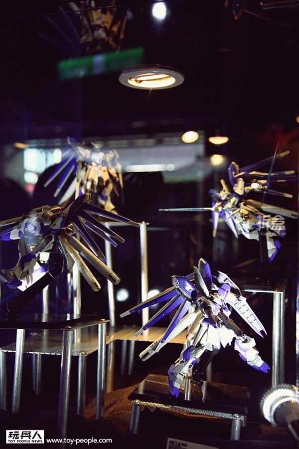 台北展览首发的新系列“METAL ROBOT魂”， 首款作品：Hi-ν高达。