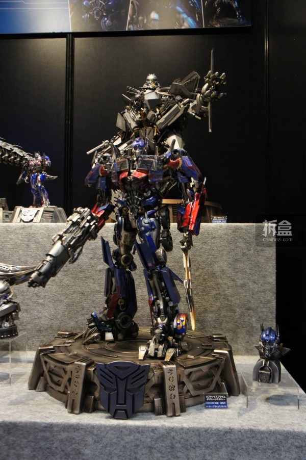 OPTIMUS PRIME (Transformers: Dark of the moon)雕像，全高70cm，售价249000日元~