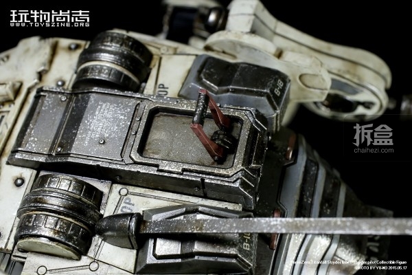 顶部后方的设备舱盖板提手可以活动，盖板可以打开重现游戏中通过涉及这个部位而破坏泰坦的情景。另外要提醒顶部的长天线也是一个易损的部分，因为实在太长了，务必需要小心对待。