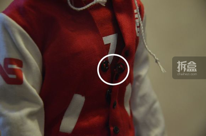 ▲衣服的外面的一排小的黑色扣子并非真正的暗扣，如上图的标注处，是有单独的暗扣的。