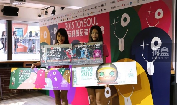 TOYSOUL 2015的入场券有3款，分别由香港玩具教父Michael Lau、MOLLY设计师Kenny Wong及千值练设计，各有特色。