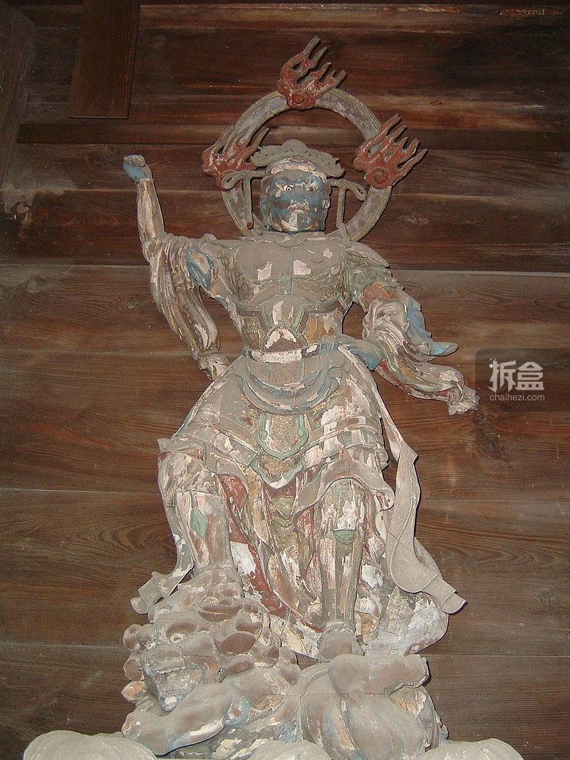 日本时光寺 持国天雕像 持国”意为慈悲为怀，在日本的造型通常为手持刀，在中国看到的通常是拿着琵琶的那位。