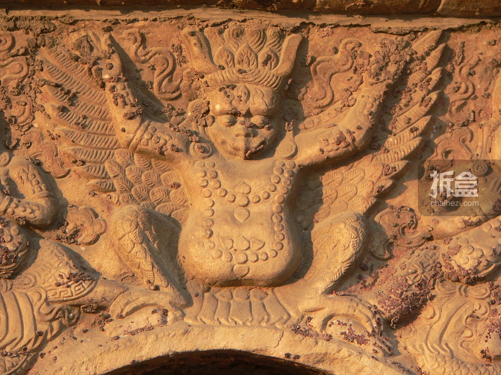 真觉寺中刻于塔身上的金翅鸟 迦楼罗是印度神话中的一种巨鸟，一般以人面鸟身、鸟面人身或全鸟身形像出现。