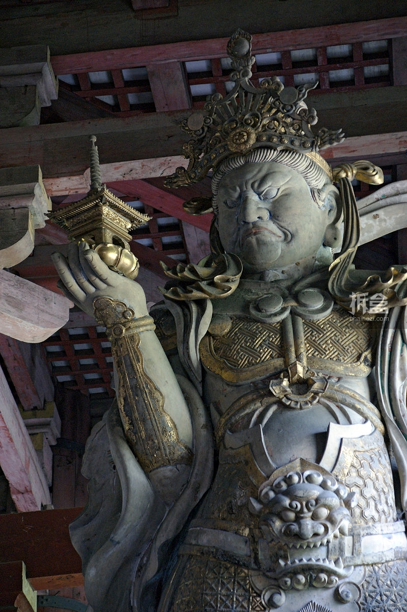 多闻天王像（日本东大寺金堂） 多闻天的造型为右手托宝塔，左手持三叉戟，平时大家所说的“托塔天王”指的就是多闻天 了。