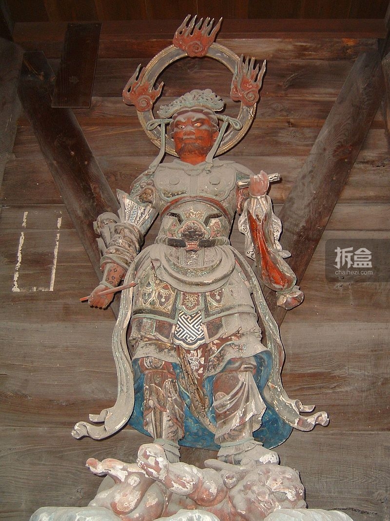 日本时光寺 广目天雕像 “广目”意为能以净天眼随时观察世界，护持人民；在日本寺庙的造型，通常是手持笔和经卷